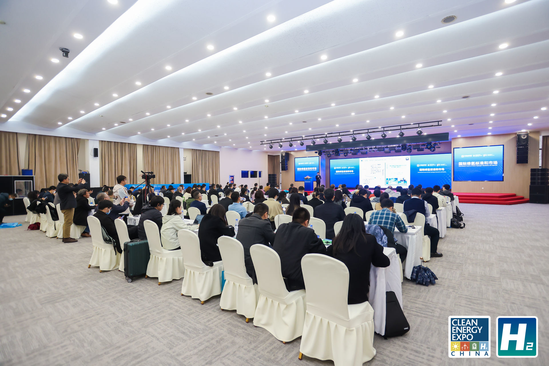 151741228125.jpg 会议现场1.jpg