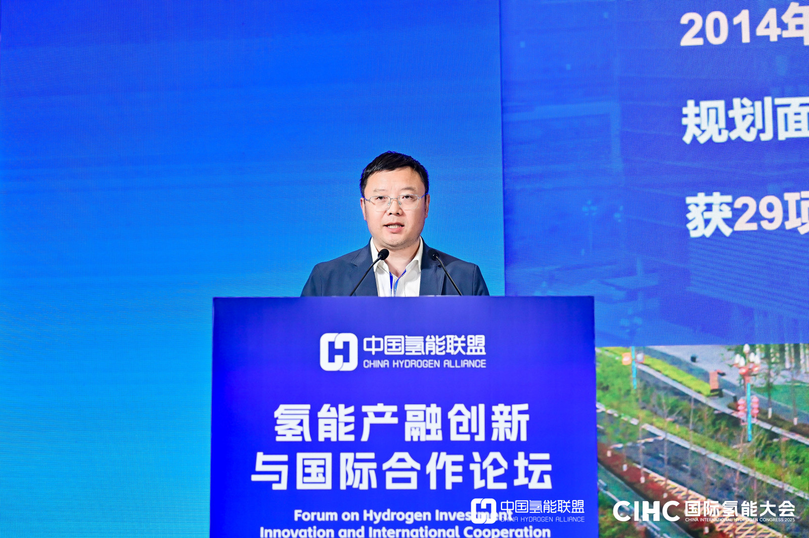 徐霄龙  秦创原创新促进中心党组成员、副主任 , 西安市氢能标准化技术委员会主任委员