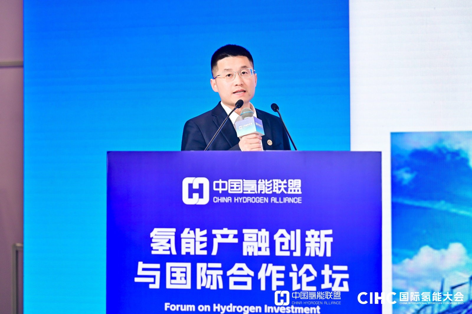 王 广  苏州青骐骥科技 ( 集团 ) 有限公司总经理助理