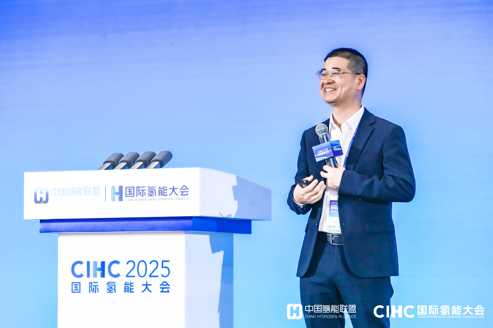 郑南峰  中国科学院院士，厦门大学化学化工学院教授，中国氢能联盟战略指导委员会委员