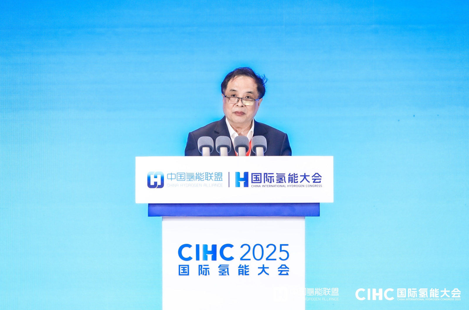 彭苏萍  中国工程院院士，中国矿业大学教授，中国氢能联盟战略指导委员会委员