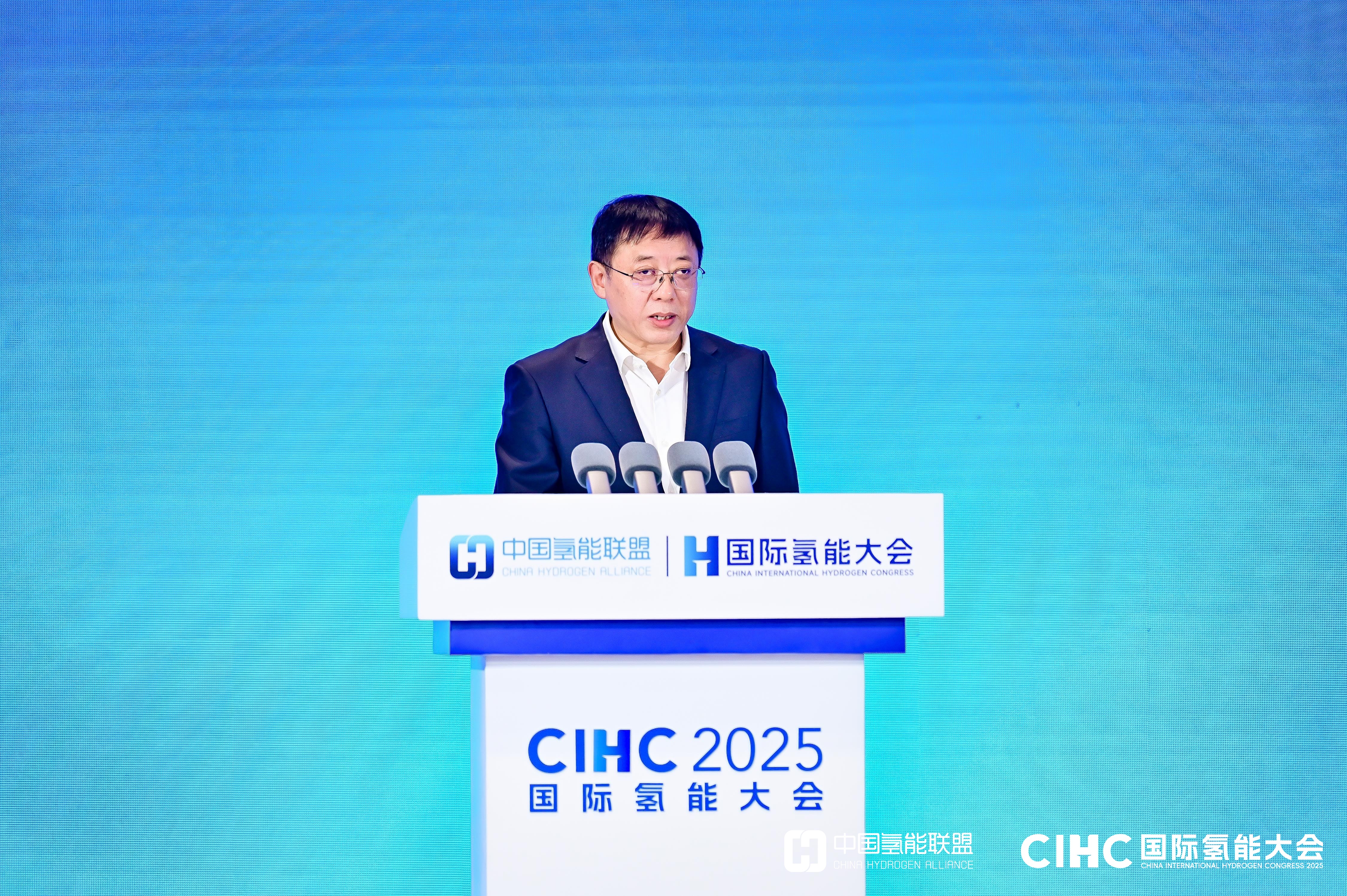 闫国春   国家能源集团党组成员、副总经理